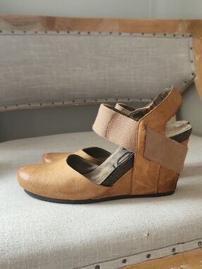 OTBT Womens Tan Leather Wedges